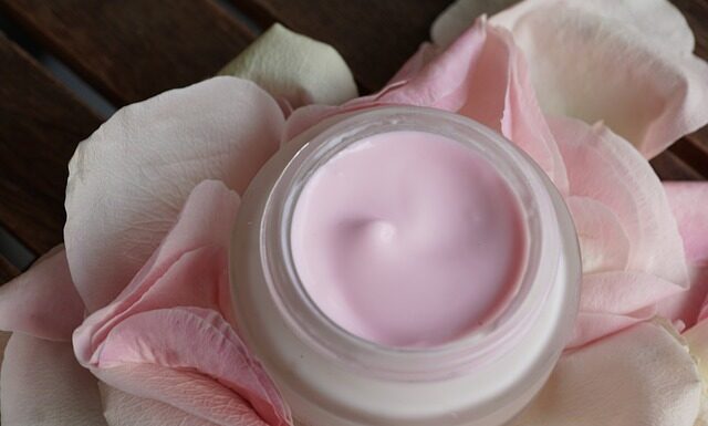 Czy na serum nakłada się krem?