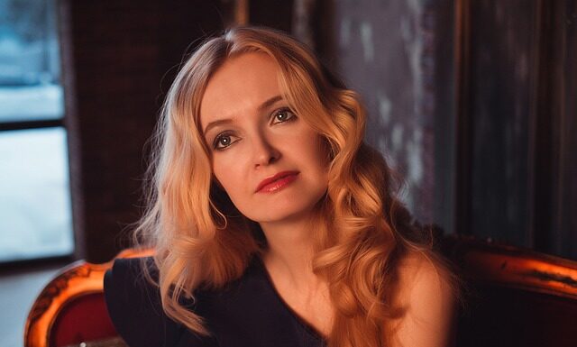 Jak zrobić loki za pomocą prostownicy?