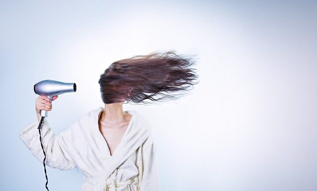 Jak długo trzymać włosy na lokówce?