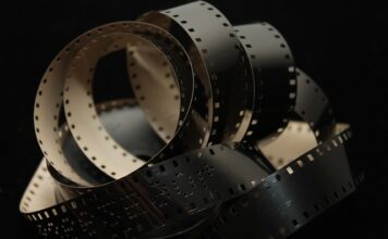 Czy trzeba zdjąć folię z lampy Semilac?