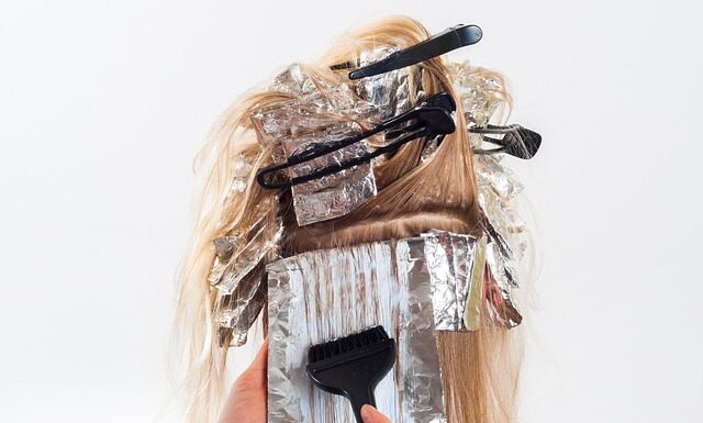 Czy ciemne farbowane włosy można rozjaśnić?