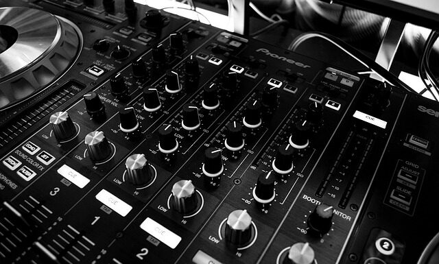 Czy można mieszać korektor z podkładem?