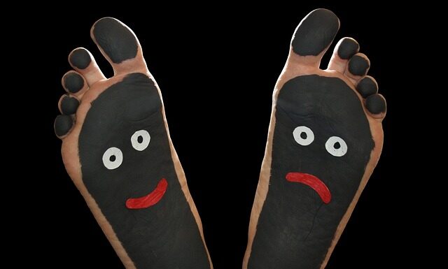 Co jest przyczyną pękających pięt?