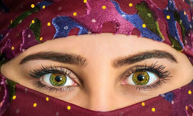 Jakie brwi powiększają oczy?