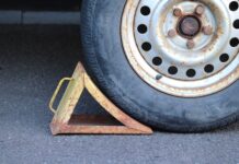 Co jest gorsze dla włosów prostownica czy suszarka? Co jest gorsze dla włosów prostownica czy suszarka?