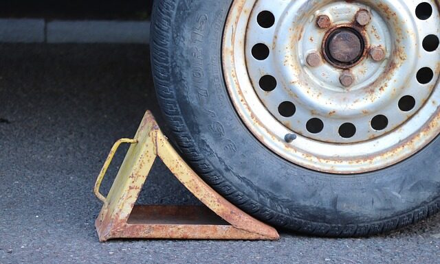 Co jest gorsze dla włosów prostownica czy suszarka?