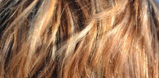 Czy woda utleniona rozjaśni farbowane włosy?