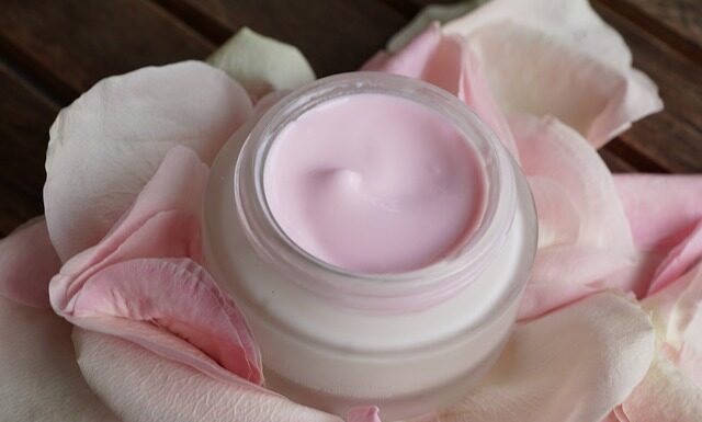 Jak poprawnie nakładać serum na twarz? Jak poprawnie nakładać serum na twarz?